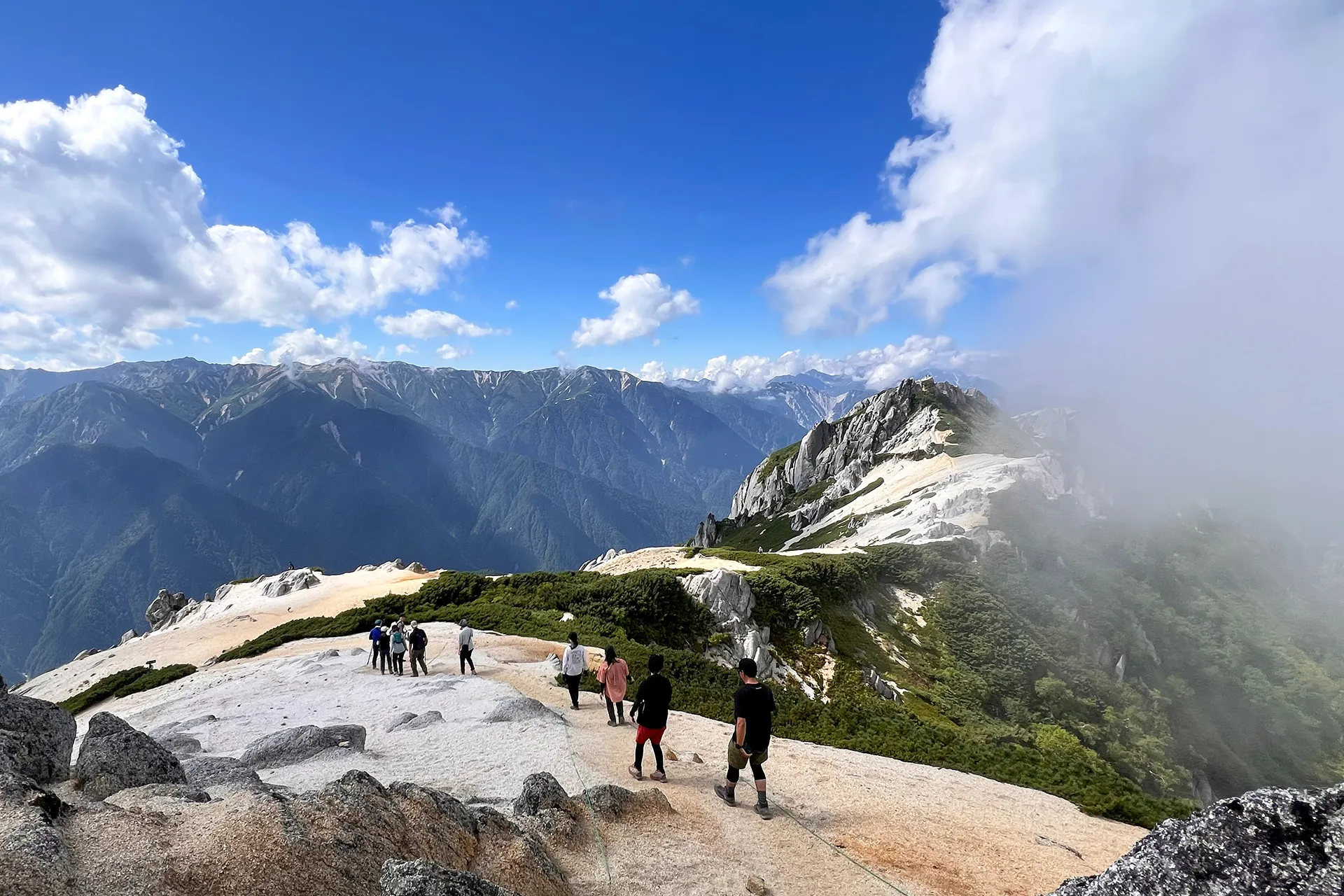 登山学校レポート│北アルプスの女王・燕岳へ。美しい花崗岩と可憐な高山植物に魅了された2日間